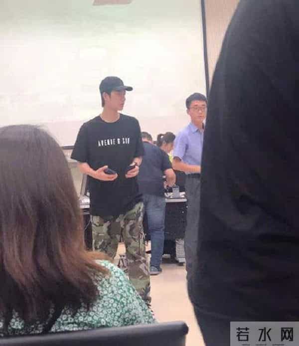 王一博拿到驾照