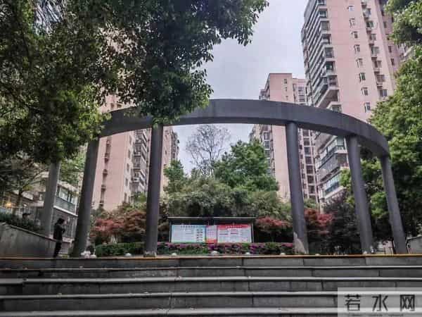 和保安在岗亭里做了