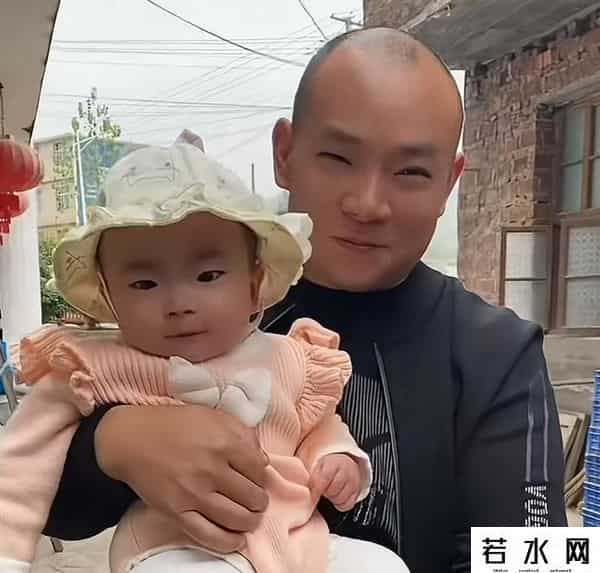 江西萍乡富豪赖国萍去世，仅46岁，戴硕大金佛珠项链，小女儿3岁
