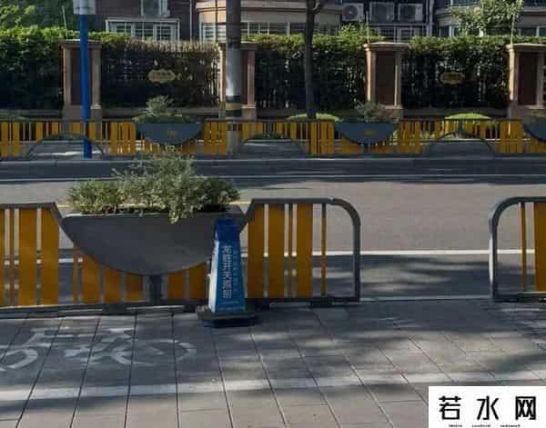 上海一条街生意变萧条？多家店铺关门！商户无奈：“罪魁祸首”就在门口马路上→