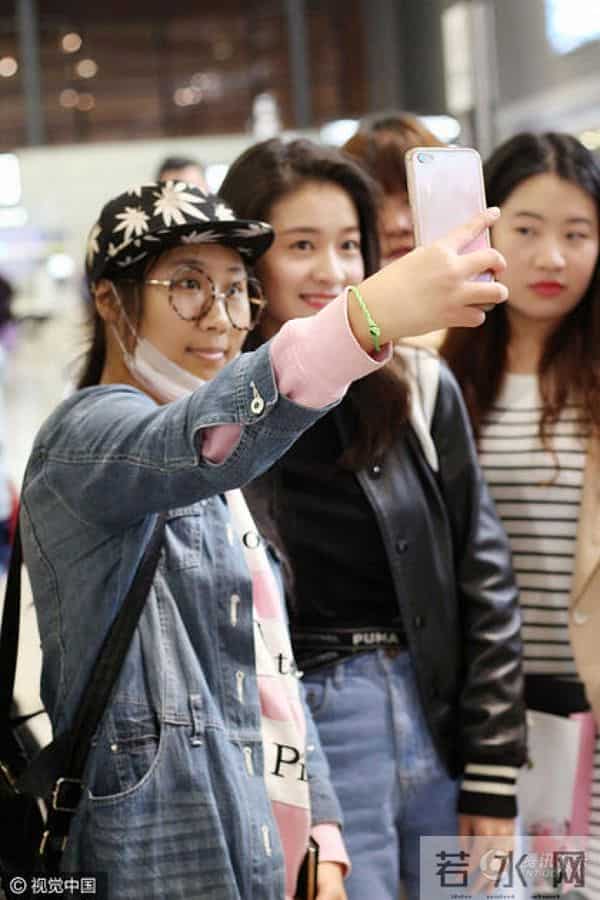 虹桥一姐:还记得那个跟拍明星的虹桥一姐吗?现在明星要反过来蹭她热度了!