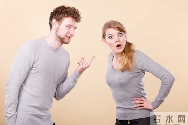 画室模特：我在画室给女模特写生，她悄悄解开了衬衫的第二颗扣子