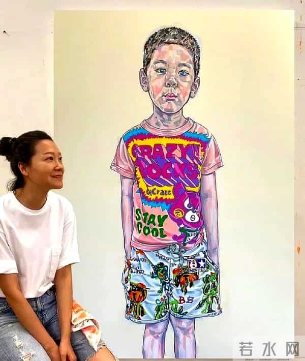 曲家瑞资料：曲家瑞在纽约被偶遇，瘦瘦高高身姿摇曳文艺范，60岁看着好年轻