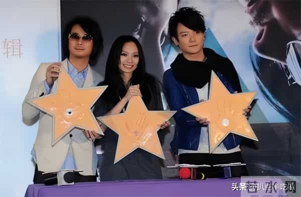 阿沁：阿沁被踢出飞儿，网友：天道好轮回？前主唱詹雯婷才是最大受害者