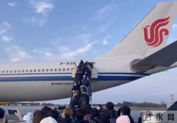 海航机长：“带你们回家！”挂满五星红旗的机舱内，撤侨机长的一番话让人哭出声