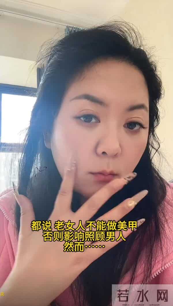 单亲妈妈嫁女儿同学的爸爸