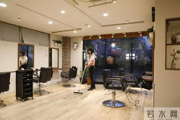 临沂女干部亮证件身份被扒