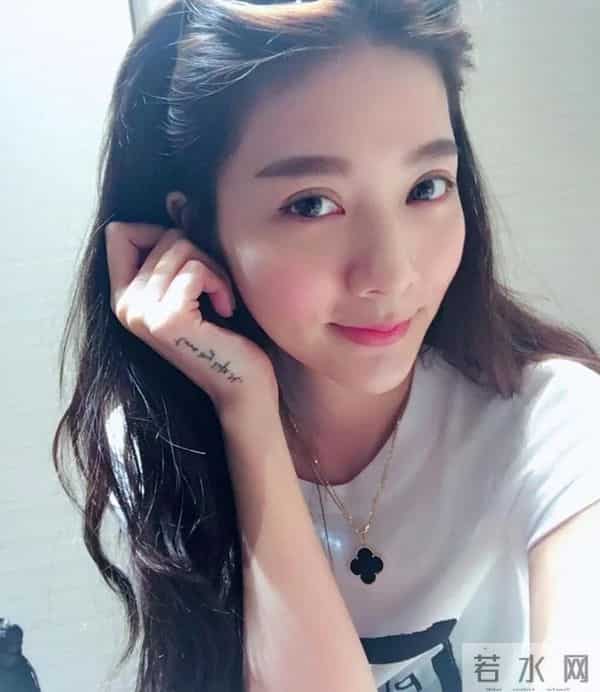 吴亚 馨：“模特女神”吴亚馨