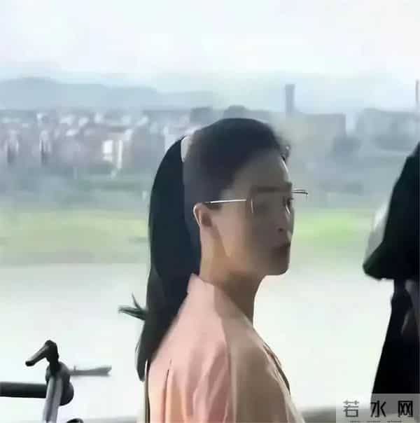 重庆艾薇儿:41岁的蒋欣在重庆炸街,瘦成排骨胸筷子腿仍凹凸有致有魅力