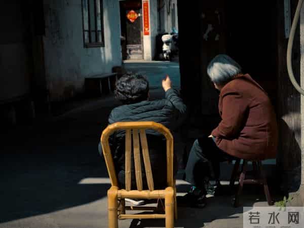 画室模特：我在画室给女模特写生，她悄悄解开了衬衫的第二颗扣子