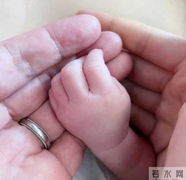 李响当爸:李响当爸怎么回事 李响圈外妻子正面照曝光美艳全场