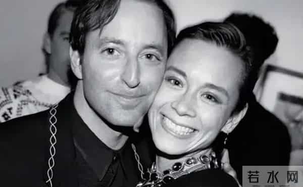 周佳纳：世界超模周天娜：拥有完美面孔，却被2个情人抛弃，公开患有艾滋