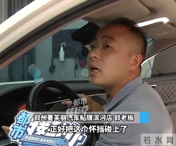 新车上牌撞两豪车