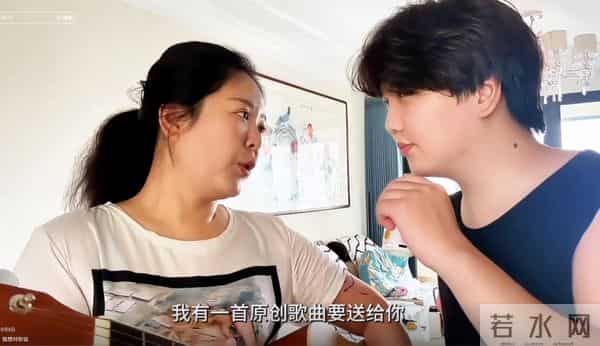 单亲妈妈嫁女儿同学的爸爸