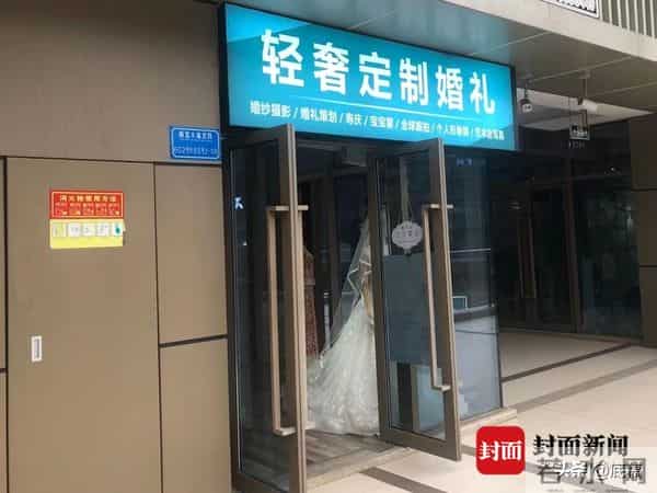 重庆拍婚纱：重庆一婚礼店30余件婚纱被挨着剪坏 店员淡定跟拍 网友们来看后续：缘起“定金”一共要赔6万7