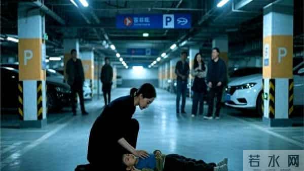 一个男生把两次把小女孩推下滑梯