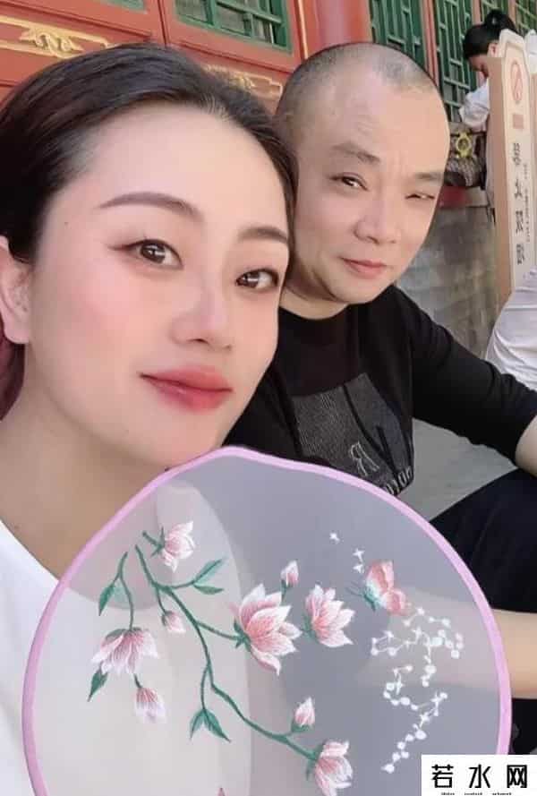 江西萍乡富豪赖国萍去世，仅46岁，戴硕大金佛珠项链，小女儿3岁
