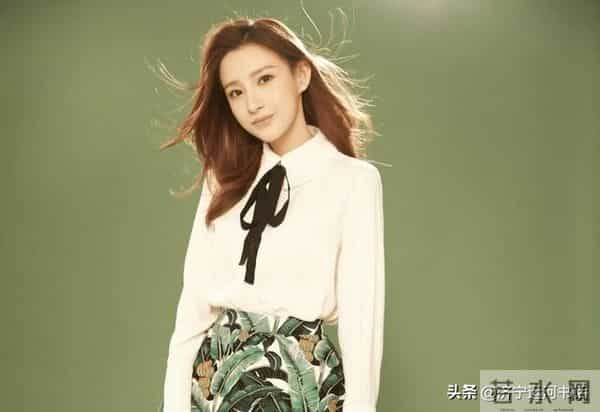 董卿走光：董卿接班人马凡舒，走秀时内裤滑落，坦然回应：谁爱看谁看！