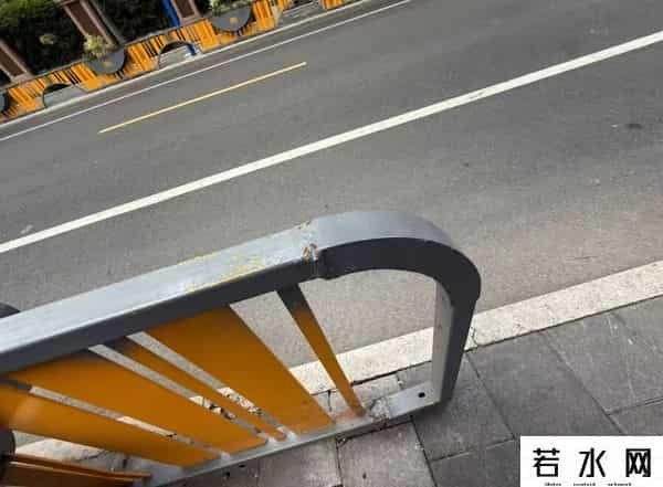 上海一条街生意变萧条？多家店铺关门！商户无奈：“罪魁祸首”就在门口马路上→