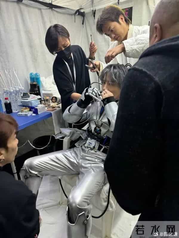 薛之谦在演唱会上突发缺氧