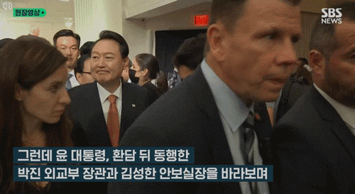 雨中撑伞不顾老婆 韩总统又被嘲