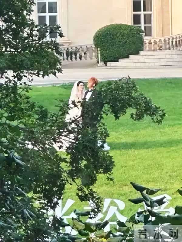 娇俏新娘:甜晕!徐艺洋试 12 套婚纱为黄子韬备婚,身材竟被质疑 “风格不贴”