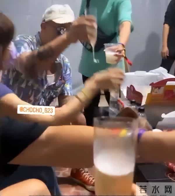 比基尼派对:具俊晔开比基尼派对,美女如云穿着大胆,开香槟庆祝不怕大S吃醋