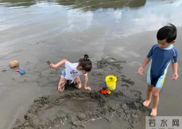 比基尼派对:具俊晔开比基尼派对,美女如云穿着大胆,开香槟庆祝不怕大S吃醋
