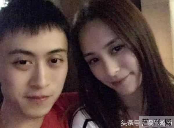 阿娇晒异性合照