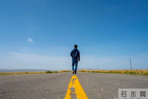画室模特：我在画室给女模特写生，她悄悄解开了衬衫的第二颗扣子