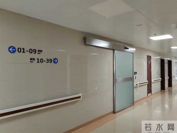 女子逛商场被跳楼者砸伤住进ICU