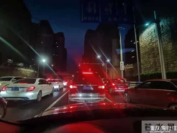 重庆嫩雀儿：直击重庆第一个限行+限号工作日交通路况！网友：被堵到怀疑人生