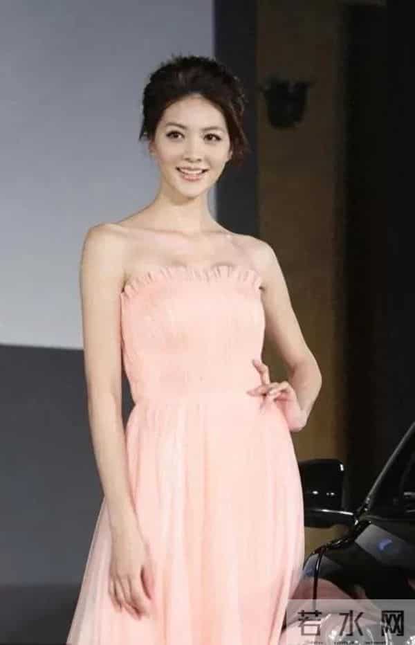 吴亚 馨：“模特女神”吴亚馨