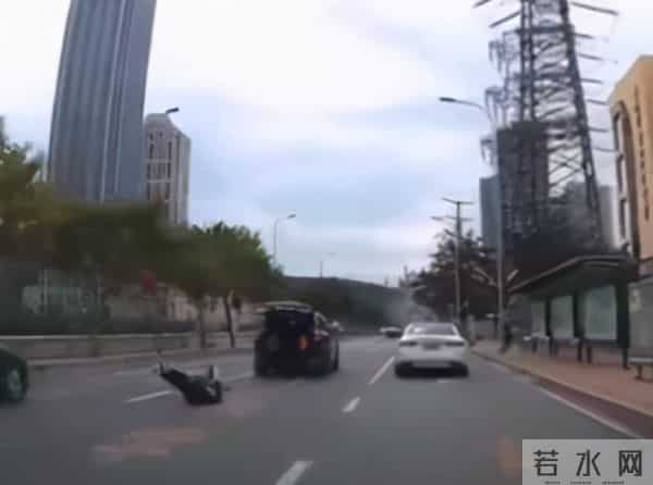 危险跟拍：太危险！婚车突然加速，跟拍摄像师被甩出后备箱，后脑重重摔在地上