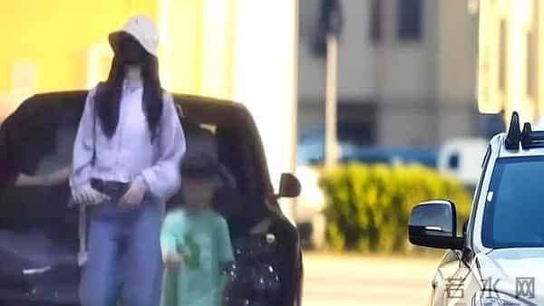 一个男生把两次把小女孩推下滑梯