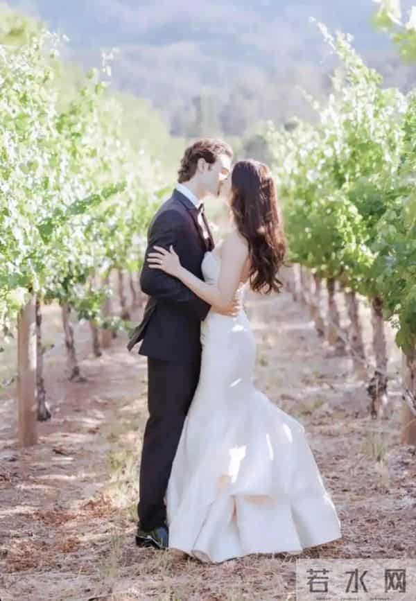 伟忠哥:大S具俊晔参加伟忠哥女儿归宁宴,盛装打扮合影都手牵手,大S胖了