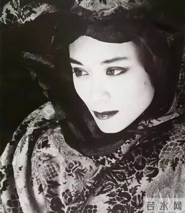 周佳纳：世界超模周天娜：拥有完美面孔，却被2个情人抛弃，公开患有艾滋