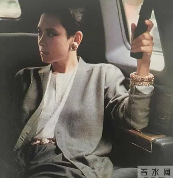 周佳纳：世界超模周天娜：拥有完美面孔，却被2个情人抛弃，公开患有艾滋