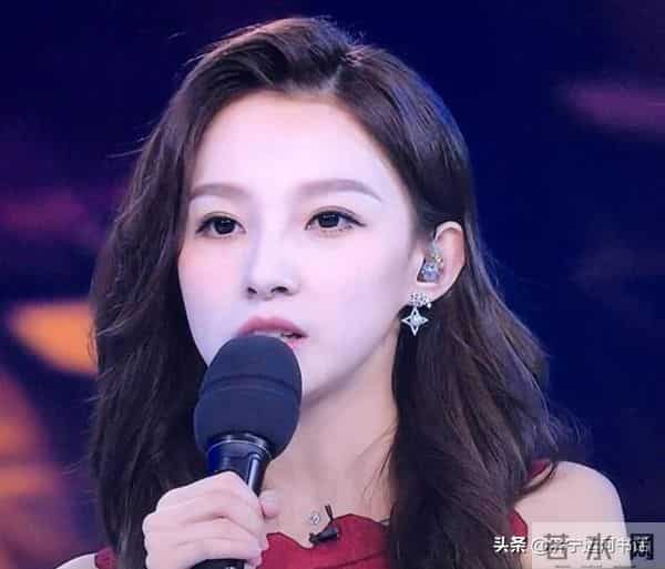 董卿走光：董卿接班人马凡舒，走秀时内裤滑落，坦然回应：谁爱看谁看！