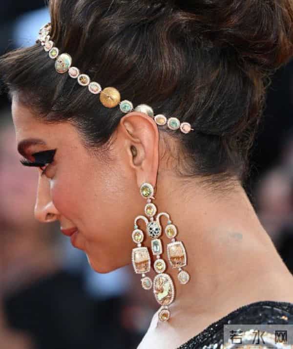 嘎纳红毯:戛纳红毯来了!有人脸僵有人礼服奇葩,还有“法国毯星”抢镜