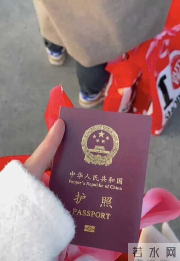 海航机长：“带你们回家！”挂满五星红旗的机舱内，撤侨机长的一番话让人哭出声