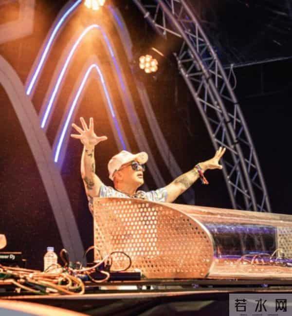 比基尼派对:具俊晔开比基尼派对,美女如云穿着大胆,开香槟庆祝不怕大S吃醋