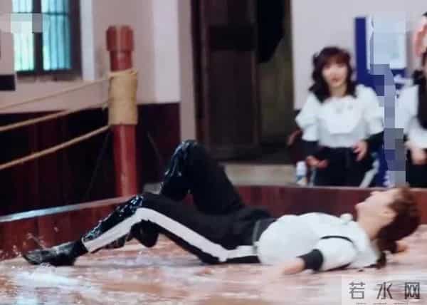 蔡徐坤和baby亲吻