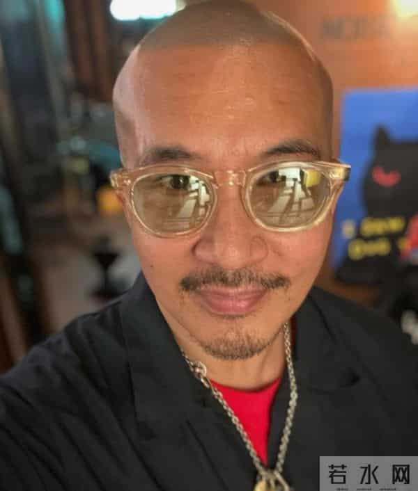 比基尼派对:具俊晔开比基尼派对,美女如云穿着大胆,开香槟庆祝不怕大S吃醋