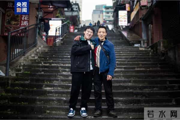 重庆棒棒:15年前,重庆“棒棒父子”刷屏全网,如今儿子高考结束,个头已超过父亲
