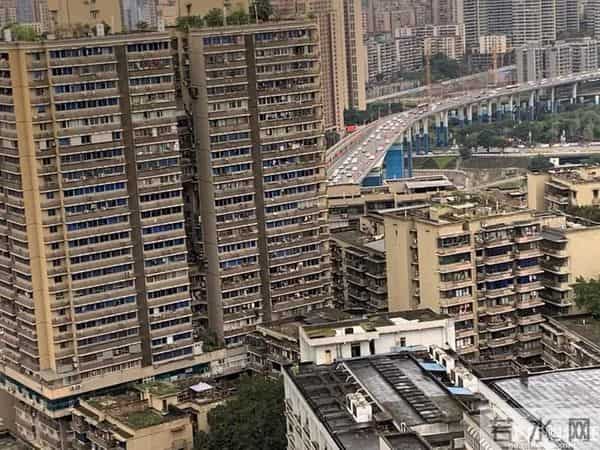 重庆嫩雀儿：直击重庆第一个限行+限号工作日交通路况！网友：被堵到怀疑人生