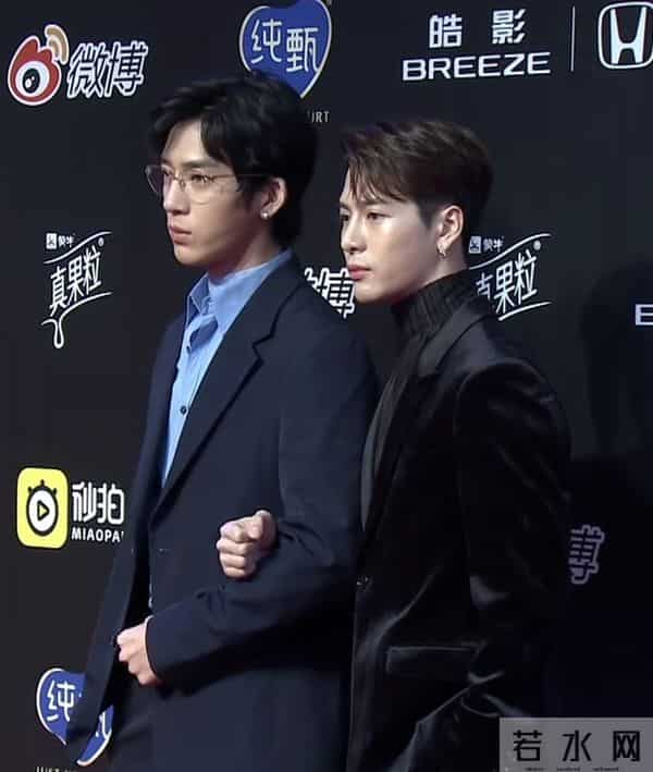 王嘉尔挽着井柏然走红毯