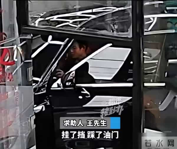 新车上牌撞两豪车