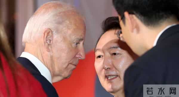 雨中撑伞不顾老婆 韩总统又被嘲