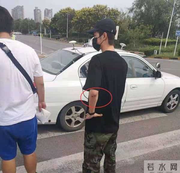 王一博拿到驾照